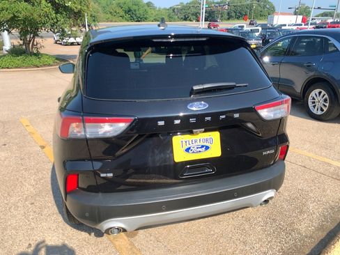Used 2021 Ford Escape SE image 4