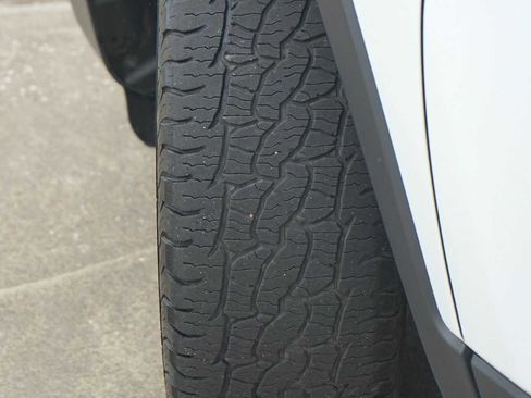 Used 2021 Jeep Cherokee Latitude Plus FWD image 29