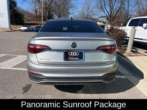 Used 2022 Volkswagen Jetta SE w/ Panoramic Sunroof Package image 4