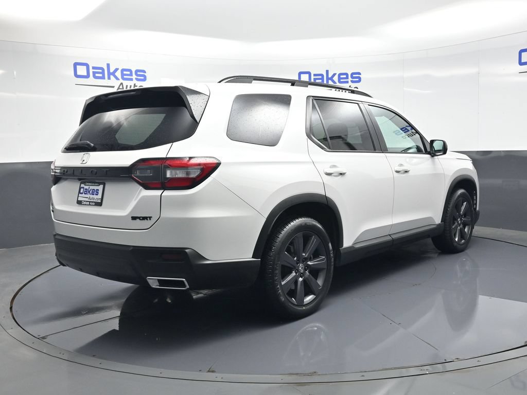 Used 2025 Honda Pilot Sport image 7