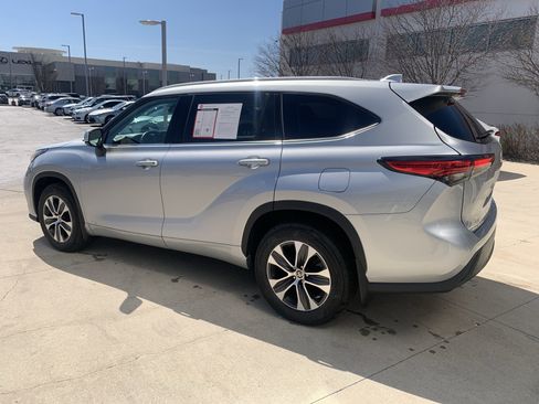 Used 2022 Toyota Highlander XLE image 7