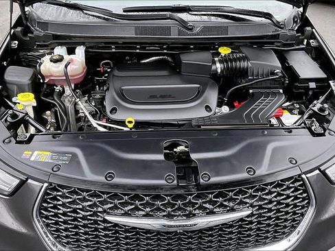 Used 2023 Chrysler Pacifica Touring-L image 10