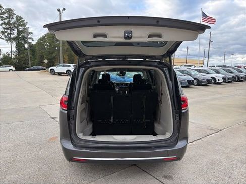 Used 2022 Chrysler Pacifica Touring-L image 25