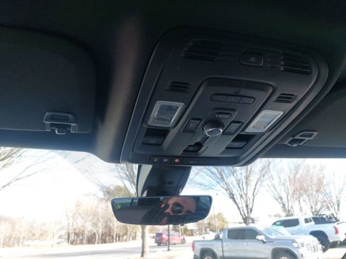 Used 2022 GMC Yukon Denali w/ Denali Premium Package image 14