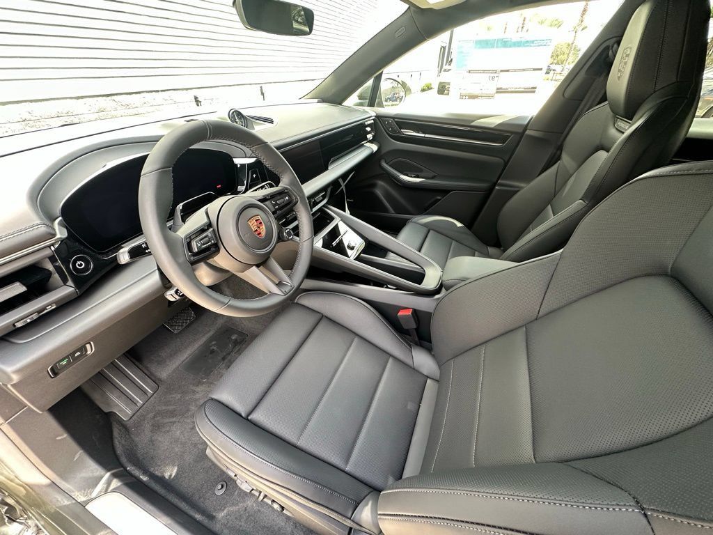 Used 2026 Porsche Macan Electric RWD image 4