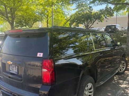 Used 2018 Chevrolet Suburban LT image 3