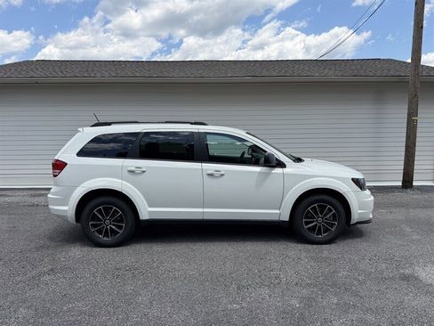 Used 2018 Dodge Journey SE w/ Connectivity Group FWD image 1