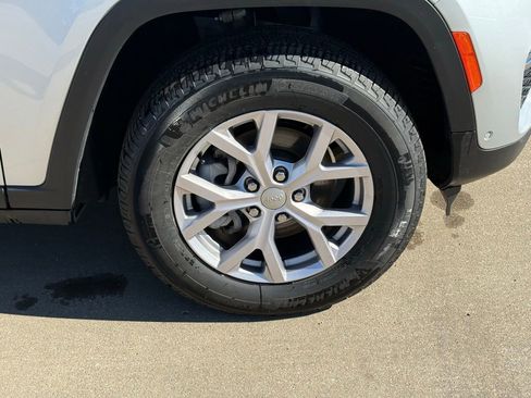 Used 2022 Jeep Grand Cherokee Limited w/ Luxury Tech Group II image 9