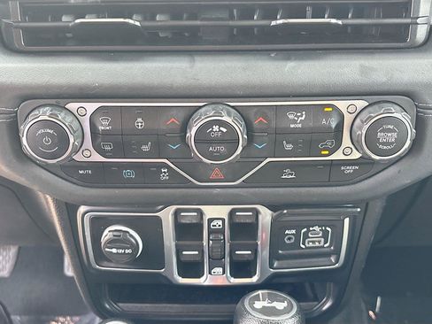 Used 2024 Jeep Wrangler Unlimited Sahara AWD/4WD image 15