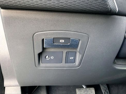 Used 2019 Land Rover Range Rover Velar S image 32