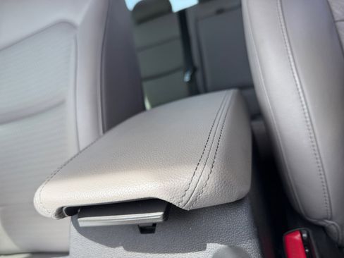 Used 2020 Hyundai Elantra Limited image 15