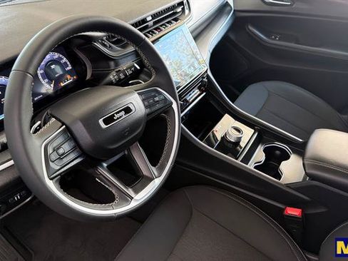 Used 2024 Jeep Grand Cherokee Laredo X RWD image 10