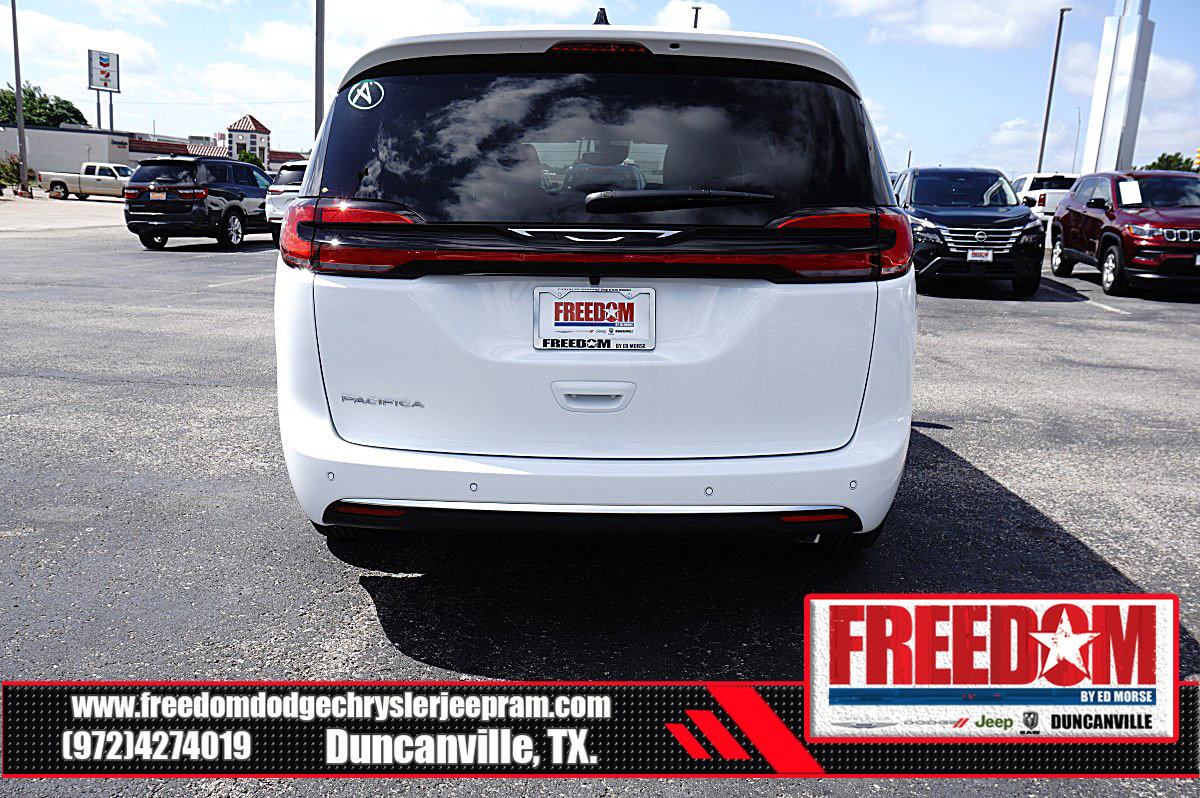 New 2027 Chrysler Pacifica Select w/ Family Tech Group FWD image 4
