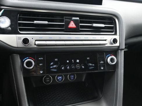 Used 2025 Genesis G70 2.5T image 20