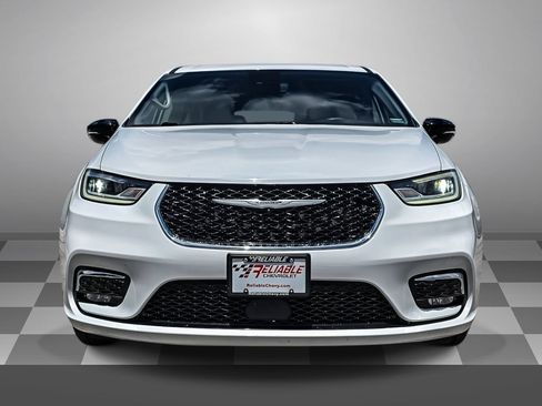 Used 2024 Chrysler Pacifica Limited FWD image 2