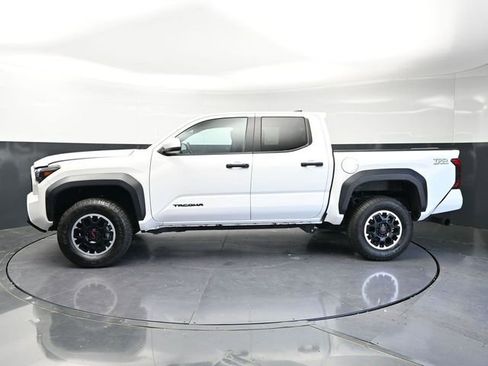 Used 2024 Toyota Tacoma TRD Off-Road AWD/4WD image 9