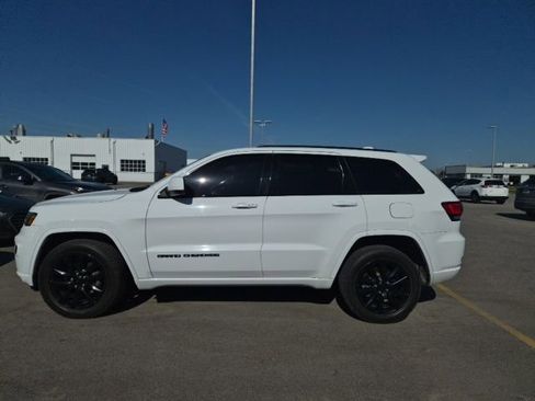 Used 2018 Jeep Grand Cherokee Altitude AWD/4WD image 8