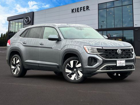 Used 2024 Volkswagen Atlas Cross Sport SE image 2