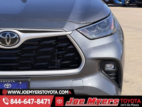 Used 2025 Toyota Highlander LE image 4