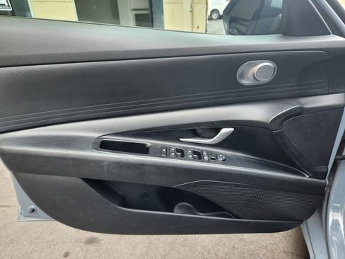 Used 2021 Hyundai Elantra SE FWD image 16