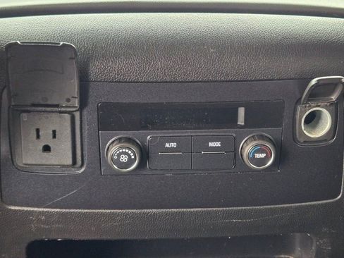 Used 2018 Chevrolet Suburban LT image 21