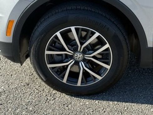 Certified 2019 Volkswagen Tiguan SE w/ Panoramic Sunroof Package image 4