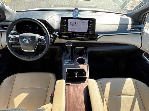 Used 2023 Toyota Sienna XLE image 21