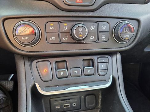 Used 2019 GMC Terrain SLT FWD image 29
