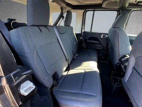 Used 2025 Jeep Wrangler Sahara image 25