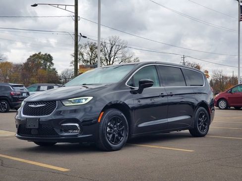 Certified 2024 Chrysler Pacifica Touring-L image 34