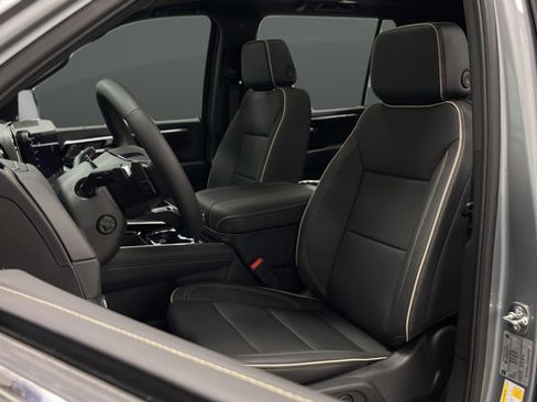 New 2026 Chevrolet Suburban Premier w/ Sun And Tow Package AWD/4WD image 9