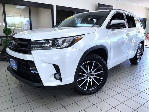 Used 2017 Toyota Highlander SE AWD/4WD image 2