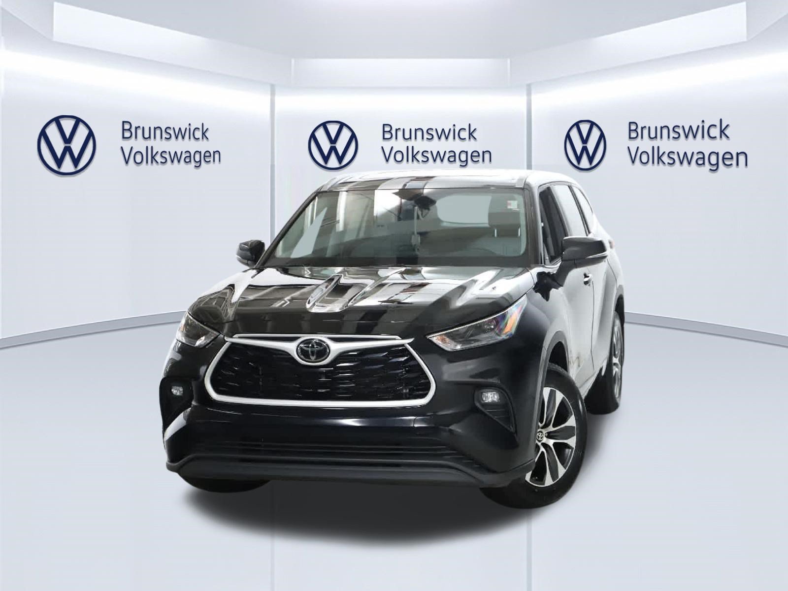 Used 2024 Toyota Highlander XLE AWD/4WD image 3