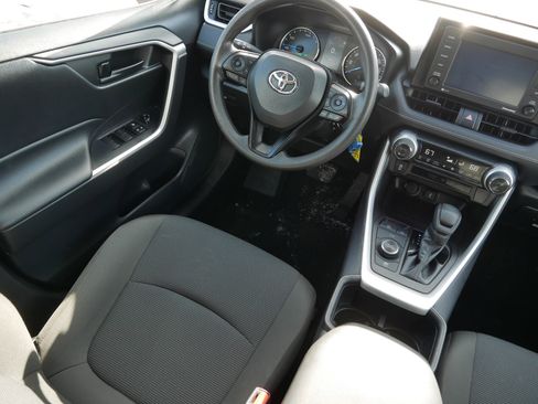 Used 2022 Toyota RAV4 LE image 9