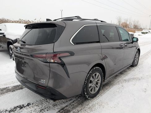 Used 2023 Toyota Sienna XLE image 7