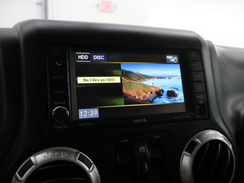Used 2017 Jeep Wrangler Unlimited Sahara w/ Connectivity Group AWD/4WD image 42