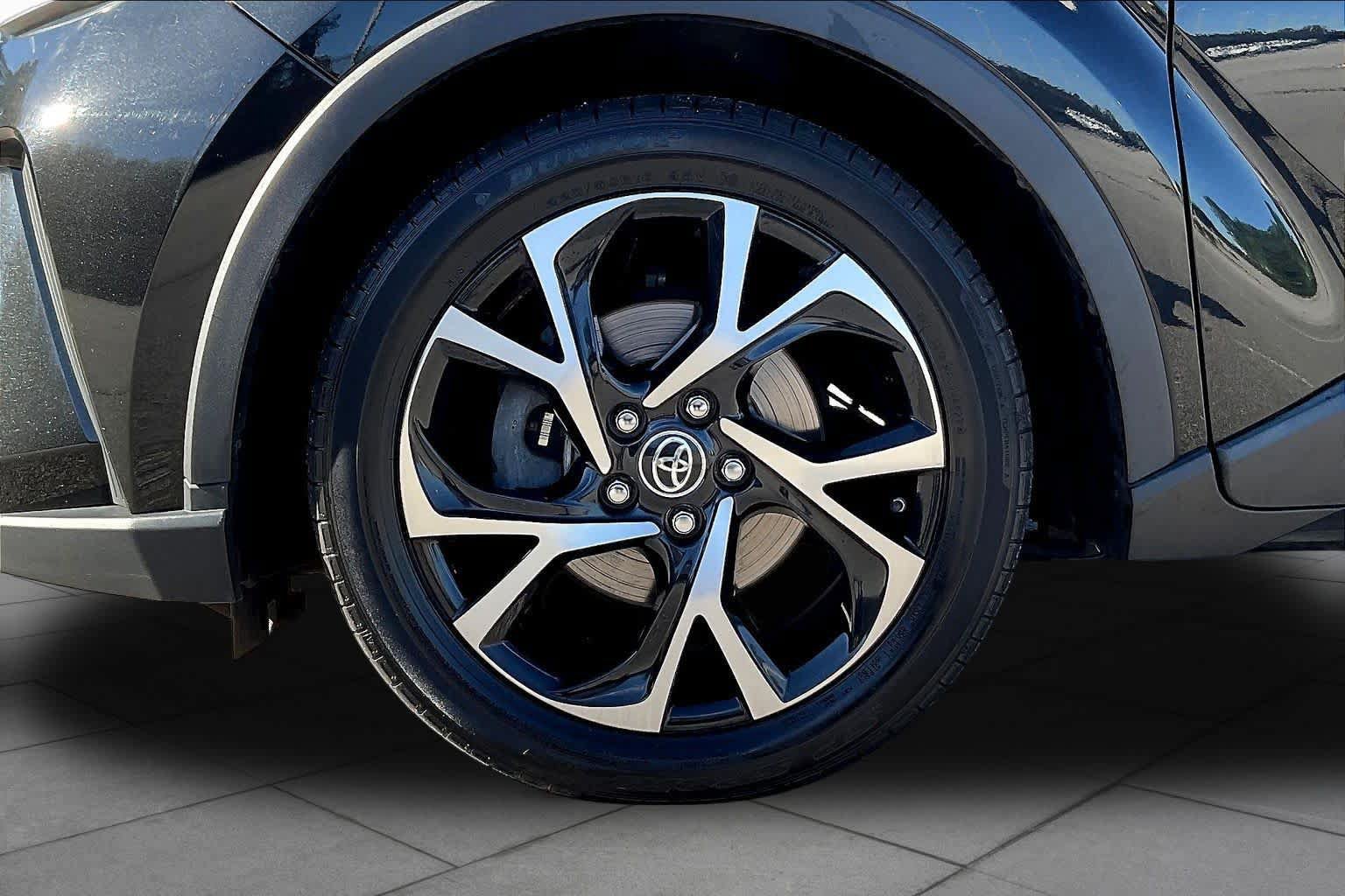 Used 2022 Toyota C-HR XLE FWD image 11
