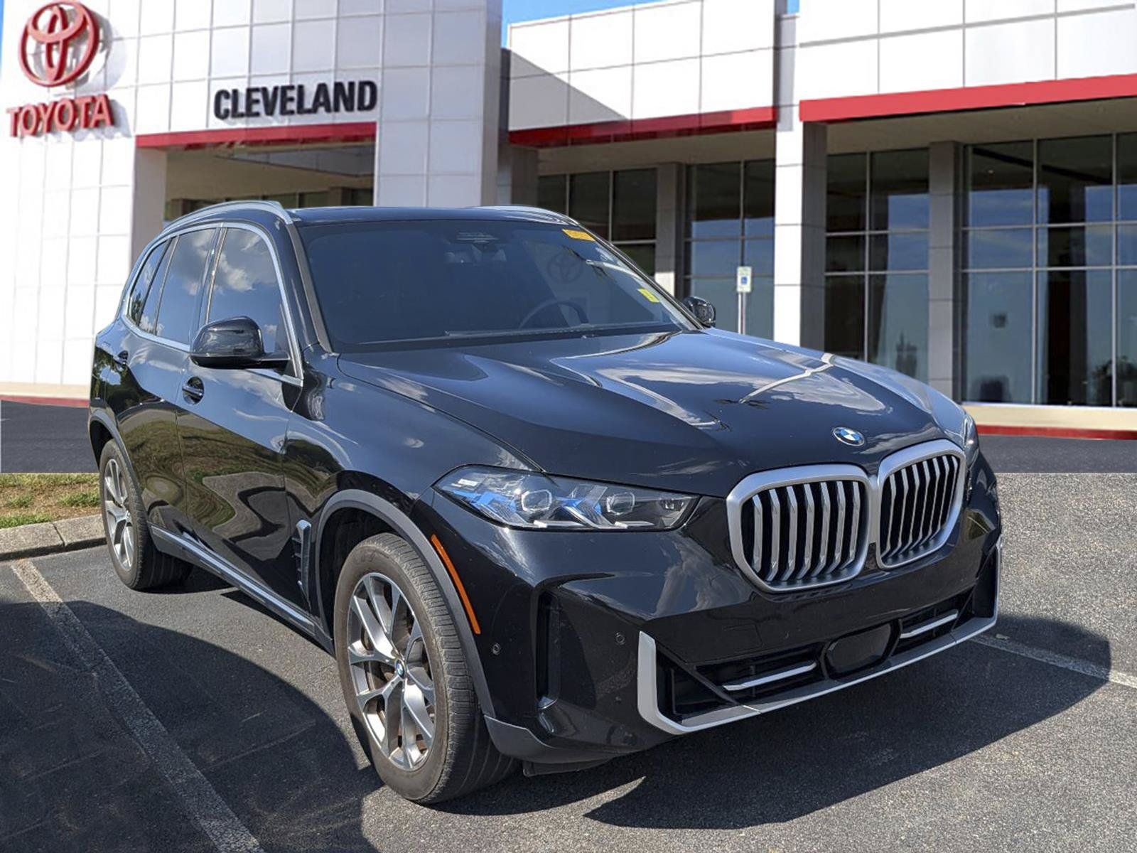Used 2024 BMW X5 xDrive40i w/ Premium Package AWD/4WD image 2
