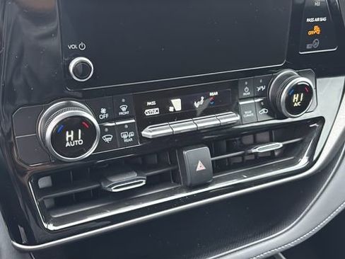 Used 2025 Toyota Highlander LE image 22