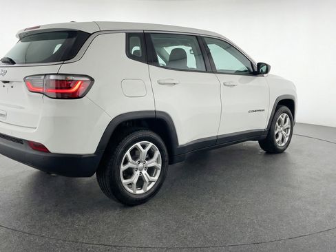 Used 2025 Jeep Compass Latitude AWD/4WD image 9