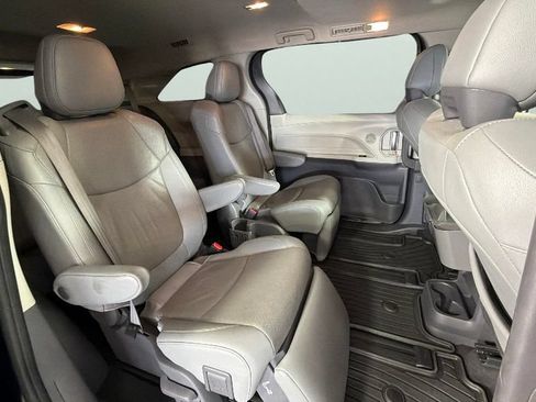 Used 2021 Toyota Sienna Limited FWD image 33