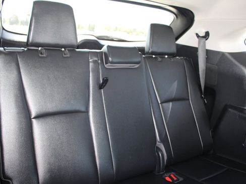 Used 2023 Toyota Highlander XLE FWD image 17