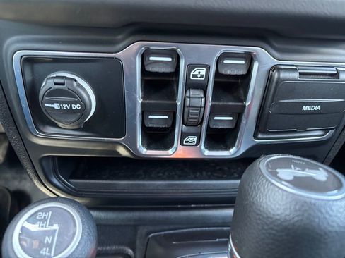 Used 2024 Jeep Wrangler Unlimited Sahara AWD/4WD image 34