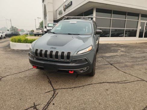 Used 2015 Jeep Cherokee Trailhawk w/ Leather Interior Group AWD/4WD image 4