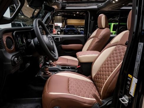 Used 2025 Jeep Wrangler Unlimited Rubicon w/ Technology Group image 18