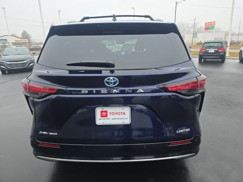 Used 2025 Toyota Sienna Limited image 6