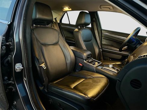 Used 2021 Chrysler 300 Touring L image 27