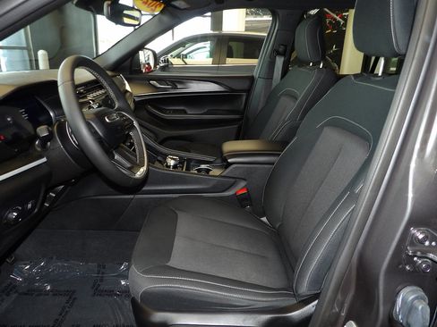 Used 2024 Jeep Grand Cherokee Laredo w/ Luxury Tech Group I AWD/4WD image 26