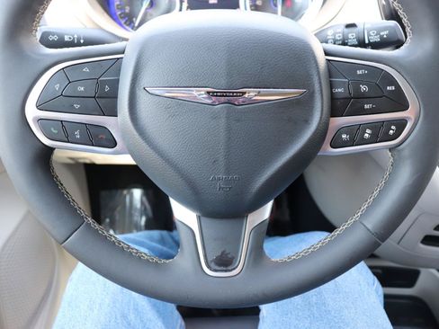 Used 2024 Chrysler Pacifica Touring-L FWD image 34
