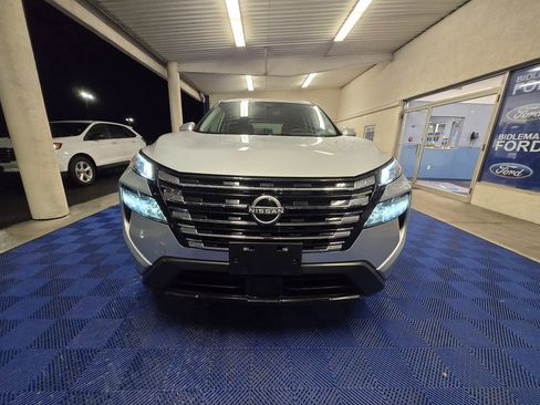 Used 2025 Nissan Rogue SV image 2